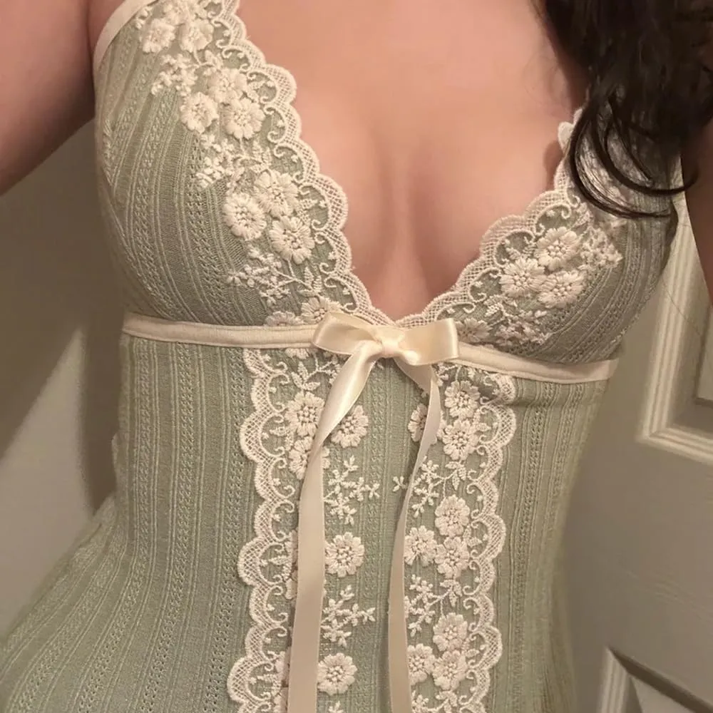 Women Y2K Vintage Lace Trim Cami Top 2000s Aesthetic Slim Fit Milkmaid Vest Cottage Crop Tank Top Coquette Clothes